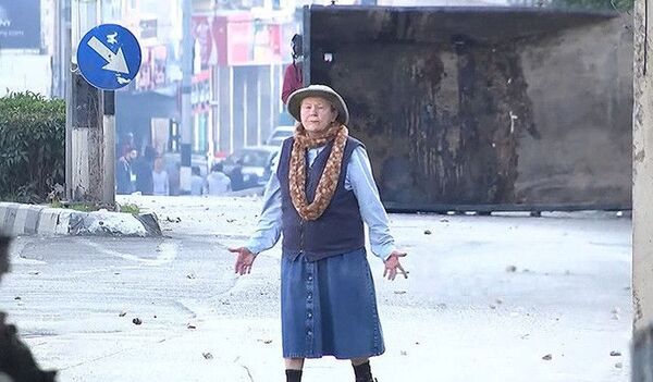 Una abuela se encara a soldados israelíes y manifestantes palestinos e intenta reconciliarlos