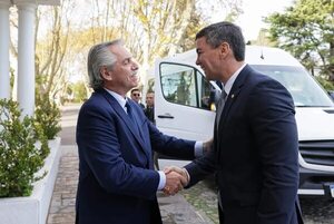 Santiago Peña y Alberto Fernández hablan de fortalecer la relación “histórica” - Política - ABC Color