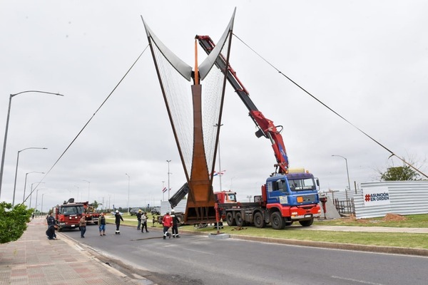 Sobre la Avda. José Asunción Flores erigen monumento en homenaje a Félix Pérez Cardozo - La Tribuna