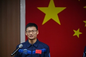 Diario HOY | Misión china con primer astronauta civil llega a estación espacial