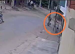[VIDEO] ¡De terror! motochorros golpean a doña que no quiso entregar su cartera