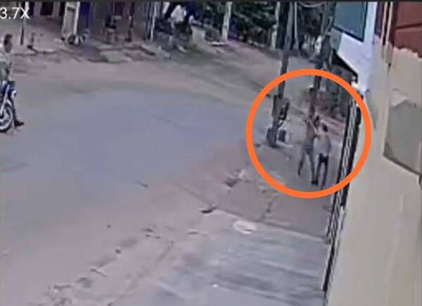 [VIDEO] ¡De terror! motochorros golpean a doña que no quiso entregar su cartera