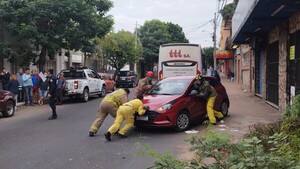 Tres personas resultan heridas tras grave accidente en el microcentro - trece
