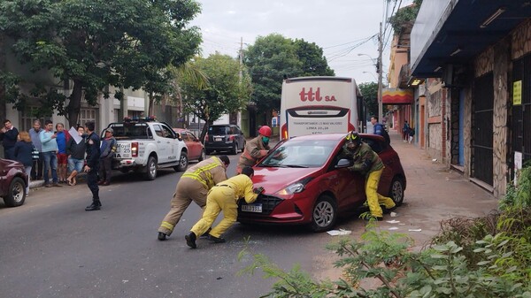 Tres personas resultan heridas tras grave accidente en el microcentro - trece