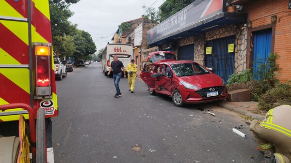 Grave accidente deja tres heridos en microcentro de Asunción - Unicanal