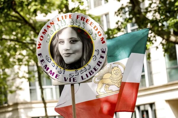 Sin público y abogado silenciado, así se juzga a la periodista que reveló el caso de Amini - Mundo - ABC Color