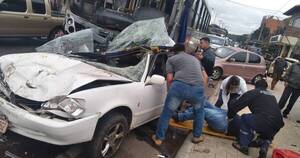 La Nación / Bus impactó con cuatro vehículos por falla de frenos