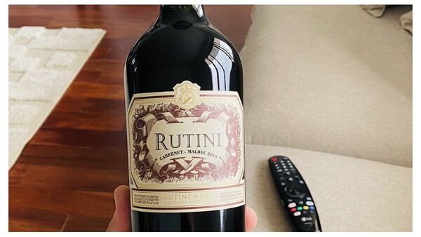 Regaló vino a vecino que se quejó del ruido que hacían sus hijos