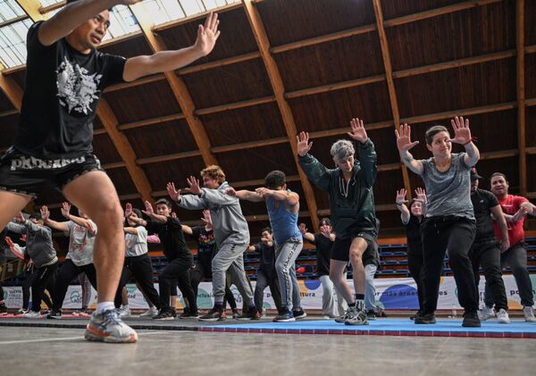 Diario HOY | "Reaccionar para salvar tu vida": campeones de boxeo tailandés enseñan a personas LGBT