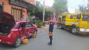 VIDEO | Accidente involucró a un bus de la Línea 23 y un auto de la plataforma bolt - Megacadena — Últimas Noticias de Paraguay
