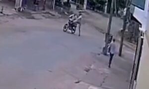 (VIDEO)Motochorros no dan tregua: Atacaron violentamente a una mujer