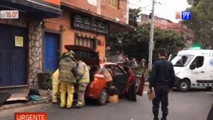 Aparatoso choque entre bus y un auto deja tres heridos en Asunción
