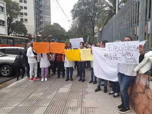 Manifestación de enfermeras a favor de la inclusión de los profesionales que quedaron fuera de concurso - Nacionales - ABC Color