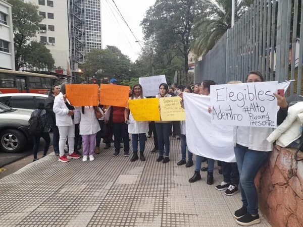 Manifestación de enfermeras a favor de la inclusión de los profesionales que quedaron fuera de concurso - Nacionales - ABC Color