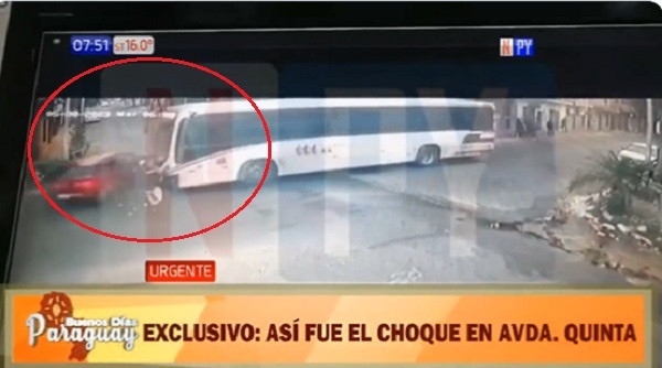 Bus se lleva por delante un auto sobre Quinta