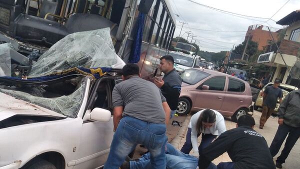 Colectivo pierde el control y choca contra varios vehículos en Ypacaraí