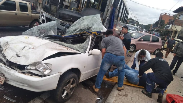 Bus impactó con cuatro vehículos por falla de frenos