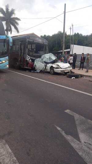 Bus protagoniza accidente tras quedarse aparentemente sin frenos en Ypacaraí | 1000 Noticias