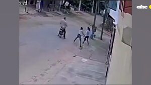 Video: mujer se enfrenta a motoasaltante y evita el robo de sus pertenencias en Mariano Roque Alonso - Policiales - ABC Color