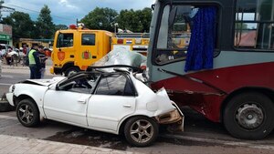 Diario HOY | Colectivo quedó sin frenos y chocó contra varios vehículos en Ypacaraí
