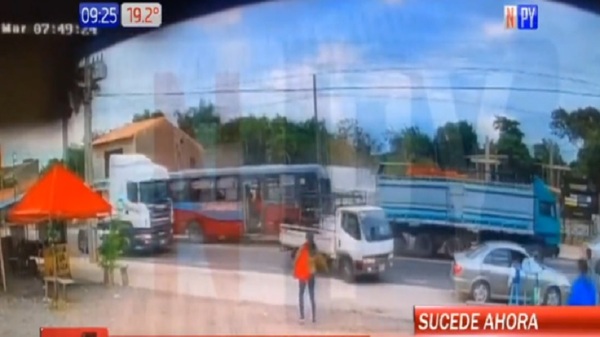 Bus causa choque en cadena en Ypacaraí - Noticias Paraguay