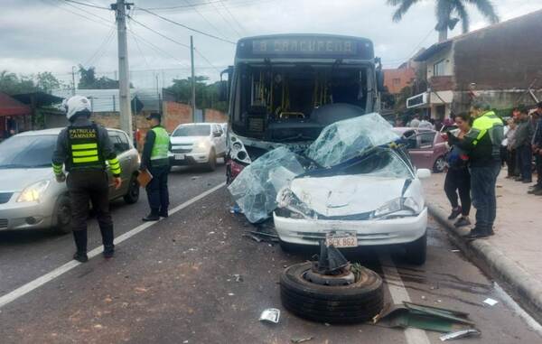 Bus se queda sin frenos y provoca múltiple choque en Ypacaraí •