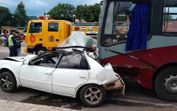 Colectivo pierde el control y choca contra varios vehículos en Ypacaraí – Prensa 5