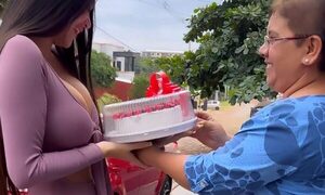 (VIDEO)Vecinos de Laurys la sorprendieron por su cumple