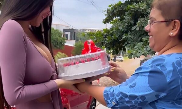 (VIDEO)Vecinos de Laurys la sorprendieron por su cumple