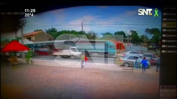 Ypacaraí: Bus sin frenos causó un choque en cadena - SNT