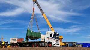 Turbinas y generadores arriban a zona de obras del vertedero Aña Cuá - .::Agencia IP::.