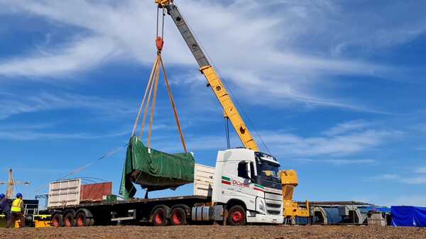 Turbinas y generadores arriban a zona de obras del vertedero Aña Cuá - .::Agencia IP::.