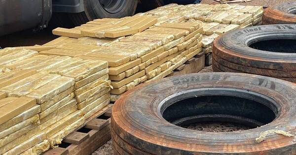 La Nación / En Foz, detectan una tonelada de droga en tanque y neumáticos de camión paraguayo