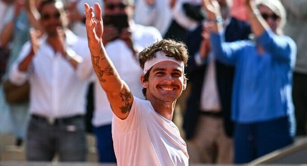 Versus / Seyboth Wild se viste de Kuerten ante Medvedev e incendia Roland Garros