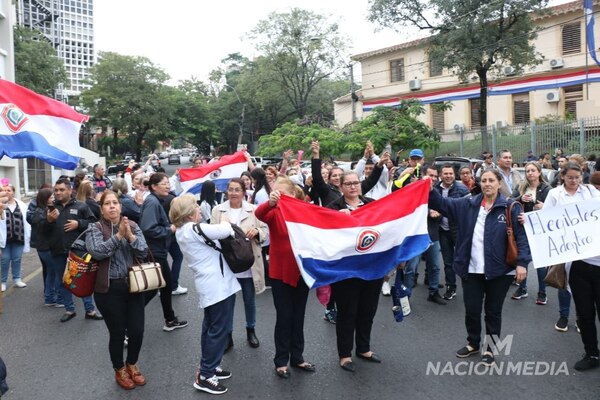 Diario HOY | Enfermeros se manifestaron tras quedar fuera de concurso, pese a lograr puntaje