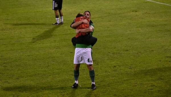 ¿Por qué este pelotero festejó su gol con el pasapelotas?