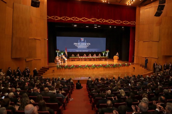 Senadores de la oposición brillaron por su ausencia en acto de entrega de títulos - ADN Digital
