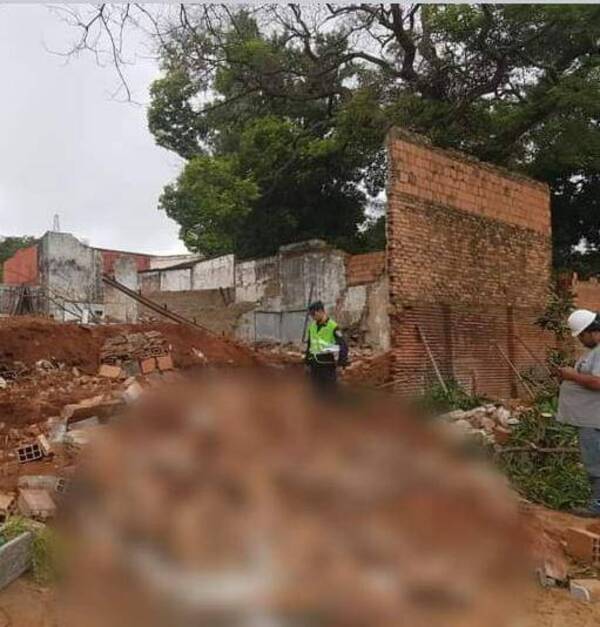 Albañil fallece al derrumbarse sobre él una muralla