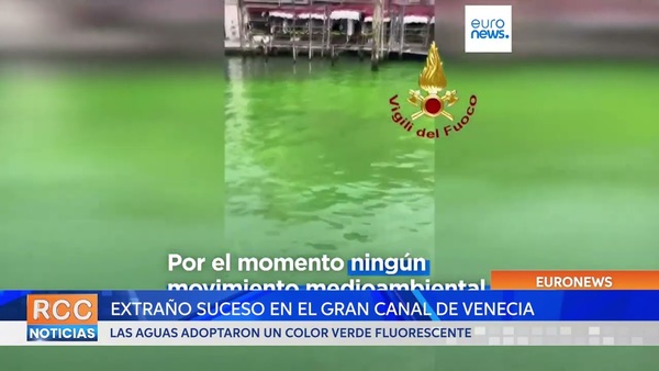 El Gran Canal Venecia se tiñe de verde fluorescente