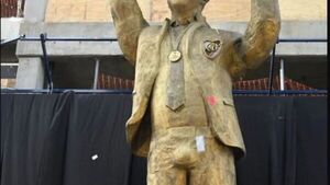 Estatua de Gallardo: “El bulto es un atributo suyo, algunos dicen que debería ser más grande”