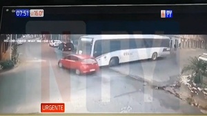 Colisión entre colectivo y automóvil deja tres heridos en Asunción - Noticias Paraguay