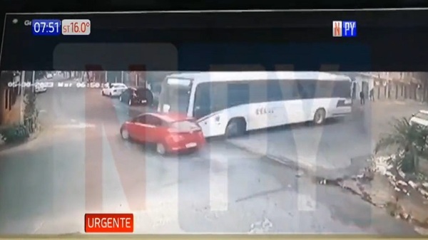 Colisión entre colectivo y automóvil deja tres heridos en Asunción - Noticias Paraguay
