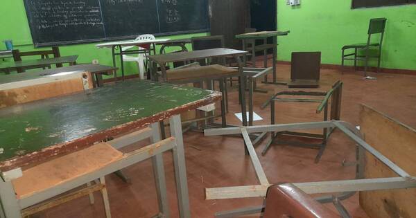 La Nación / Directora trató de defenderse pero recibió varias estocadas, afirma docente