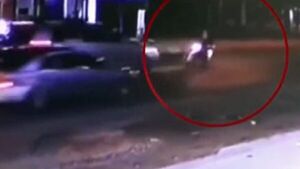Policía busca a conductor que atropelló a una joven y se dio a la fuga