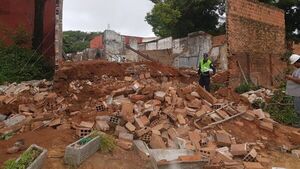 Albañil boliviano falleció aplastado por una muralla.