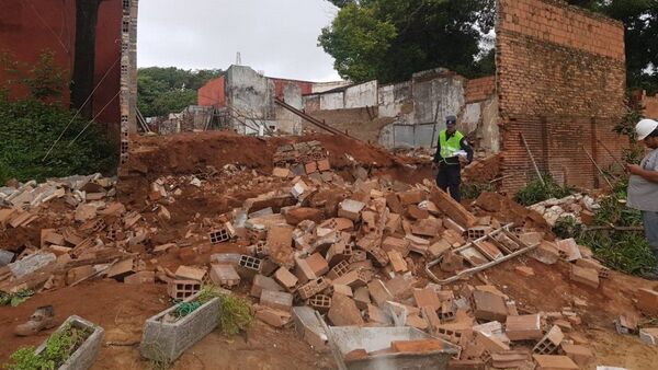 Albañil boliviano falleció aplastado por una muralla.