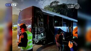 Camión tumba choca a un colectivo lleno de pasajeros y deja 12 heridos