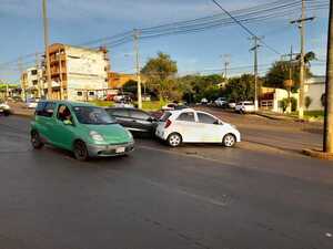 Accidente con daños materiales sobre la Ruta PY06 en Encarnación