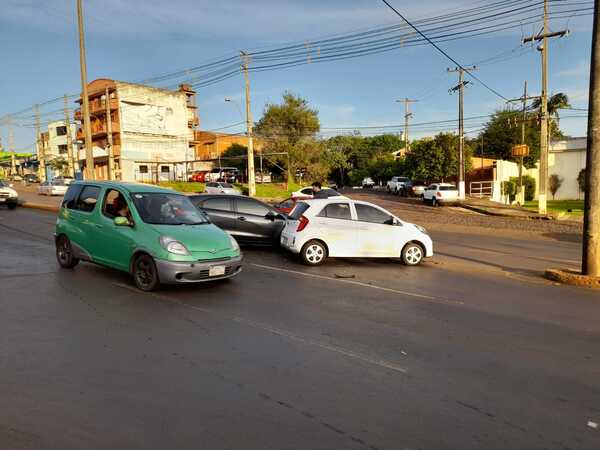Accidente con daños materiales sobre la Ruta PY06 en Encarnación