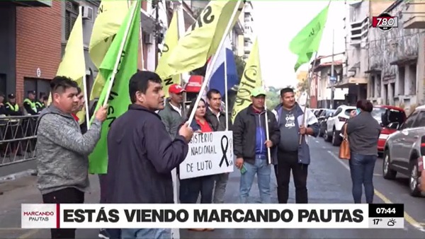 Docentes propondrán al MEC una ley de protección, pues se sienten inseguros y desamparados - Megacadena — Últimas Noticias de Paraguay